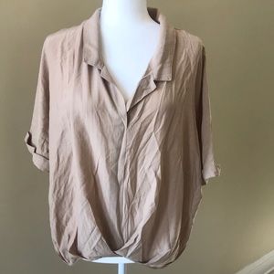 Gilli Top Size Medium  Tan V-neck w/ tie front NWT